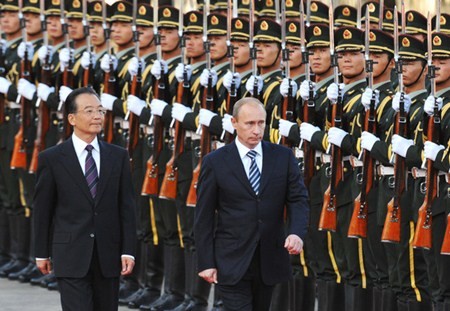Thủ tướng Trung Quốc Ôn Gia Bảo (trái) đón tiếp Thủ tướng Nga Putin tại Bắc Kinh.